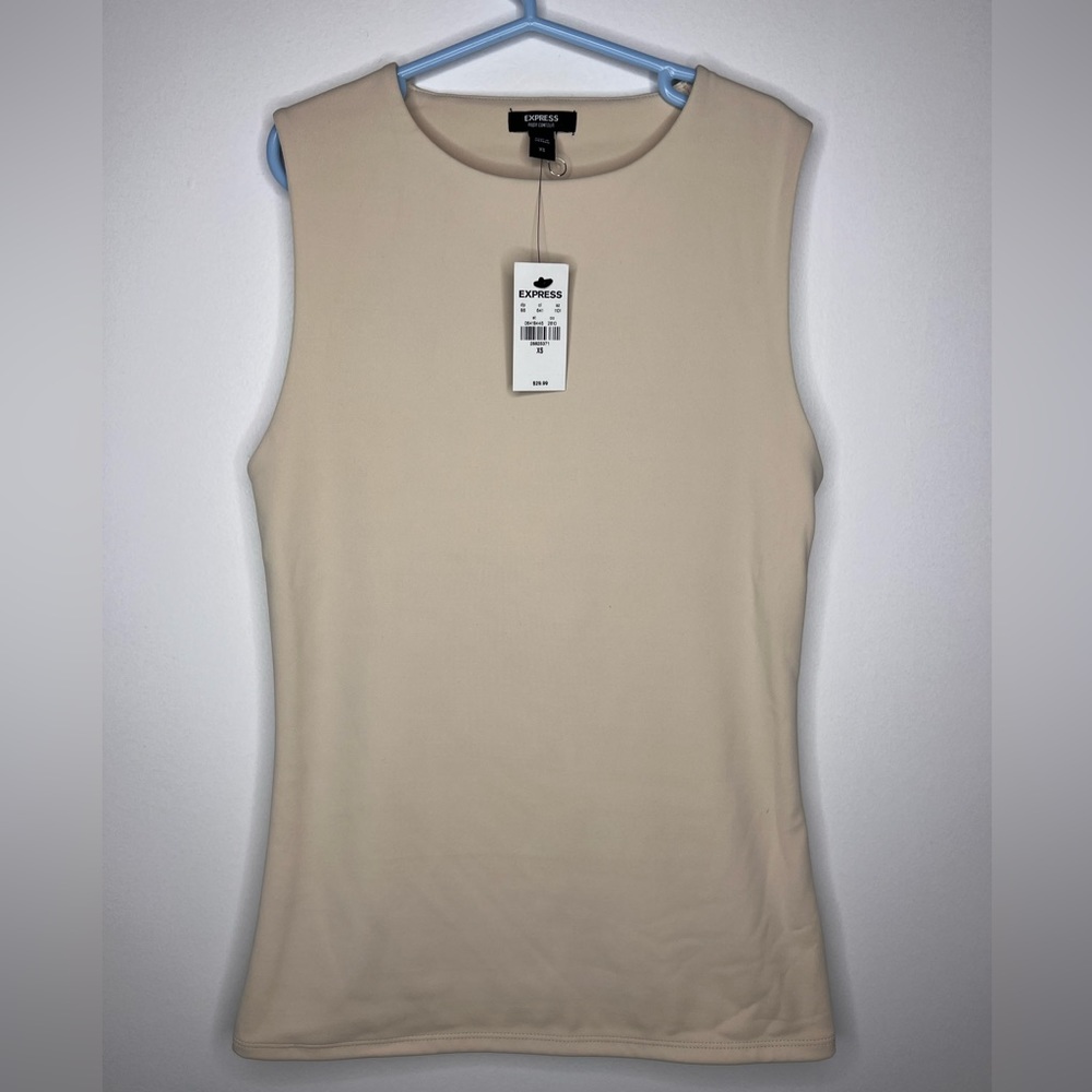 Women short sleeve shirt.